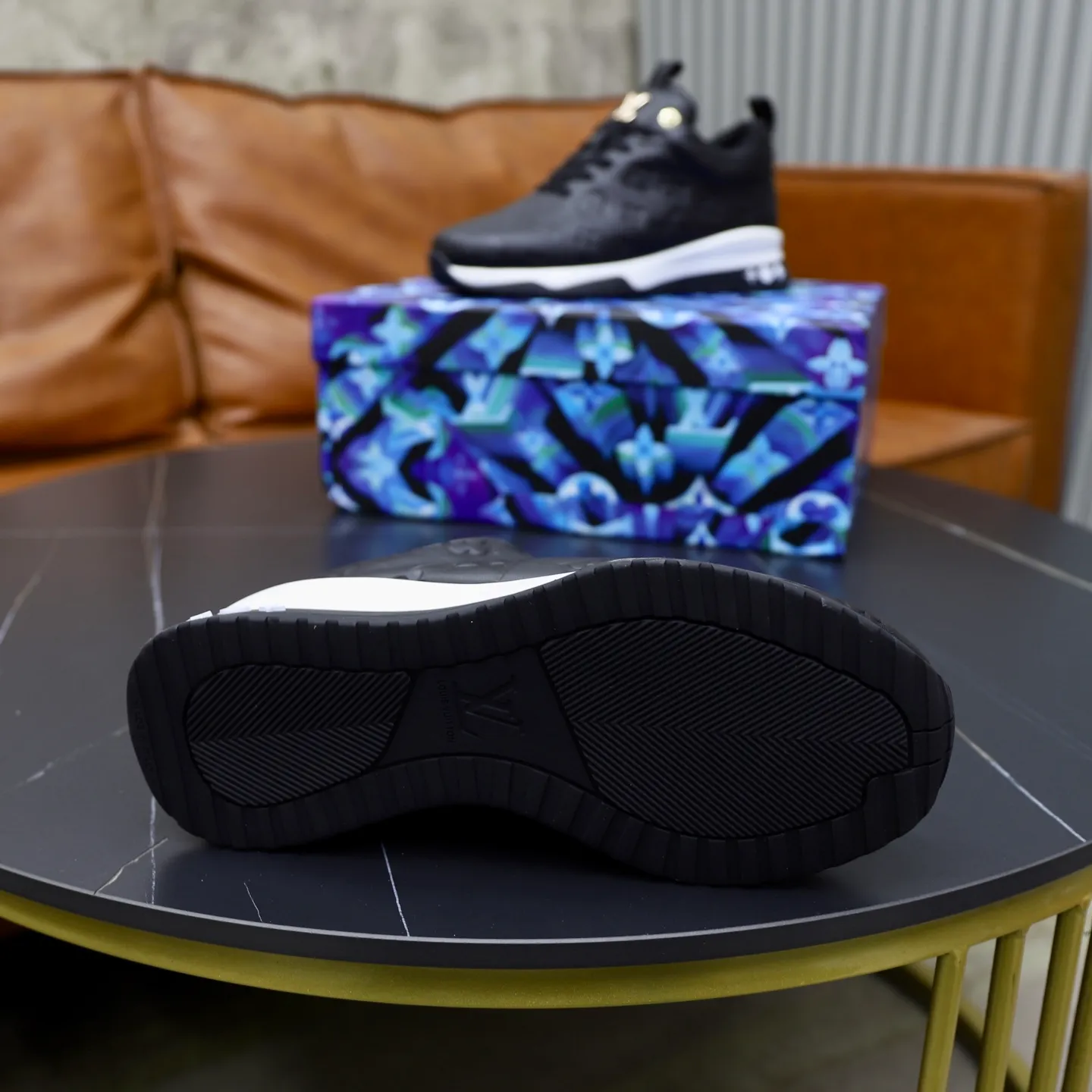 Factory price: 520💰【LV】Louis Vuitton is a high-end brand of men's shoes, new models on the market, top luxury brand, the latest fashionable casual men's shoes, trendy and versatile style, relaxed and sporty style, calfskin upper and ultra-fine workmanship. The original personalized fashionable rubber wear-resistant outsole is light and comfortable on the foot. Code number: 39-44 (45, 46 customized)
